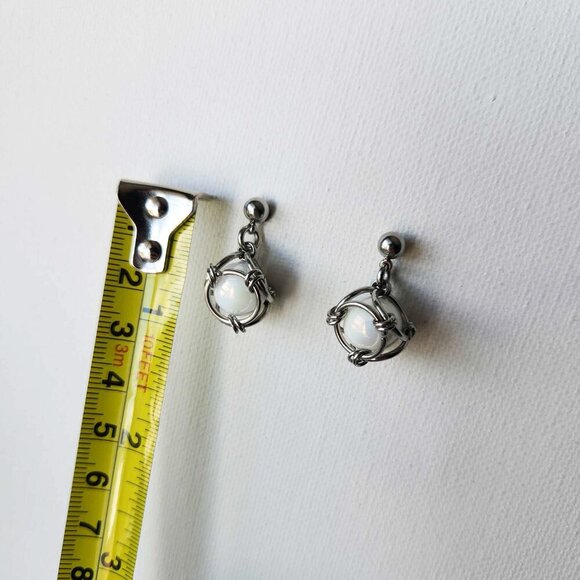 Vintage Victorian classic big white pearl and silver earrings - Picture 3 of 7